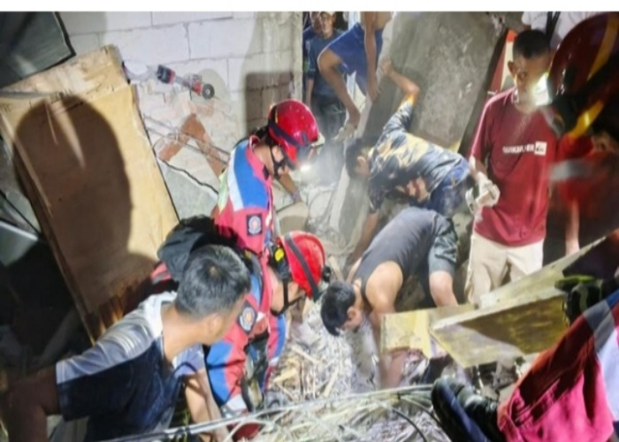 Dua Warga Pademangan Selamat Setelah Rumah Ambruk Diterjang Hujan Deras dan Angin Kencang