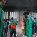 Mahasiswa Gelar Aksi Tolak Revisi UU TNI di Depan dan Belakang Gedung DPR RI