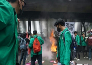 Mahasiswa Gelar Aksi Tolak Revisi UU TNI di Depan dan Belakang Gedung DPR RI