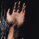 Psikolog Andini Rahma Ungkap Manfaat Mandi Gelap agar Tidur Lebih Berkualitas