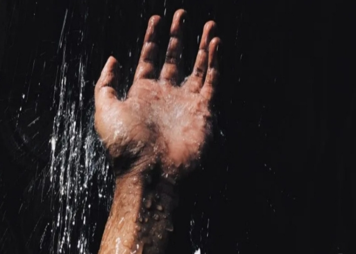 Psikolog Andini Rahma Ungkap Manfaat Mandi Gelap agar Tidur Lebih Berkualitas