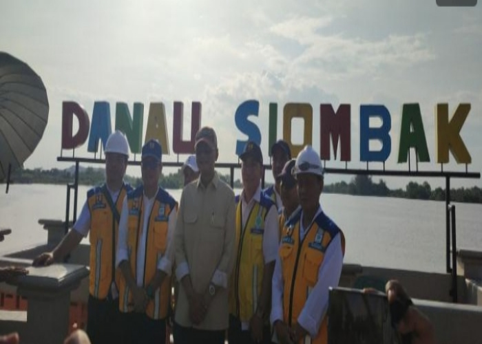 Menteri PU Dody Hanggodo Tinjau Revitalisasi Danau Siombak, Tanggul Penahan Banjir Dilanjutkan 2026