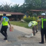 Cegah Laka di Jalinsum, Sat Lantas Labusel Turun Langsung Tambal Jalan Berlubang