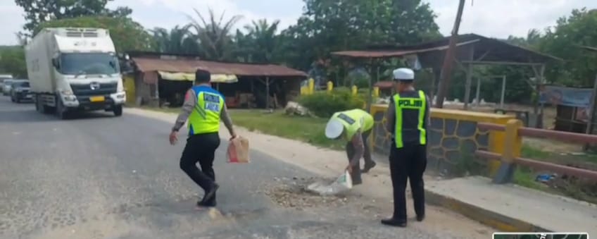 Cegah Laka di Jalinsum, Sat Lantas Labusel Turun Langsung Tambal Jalan Berlubang